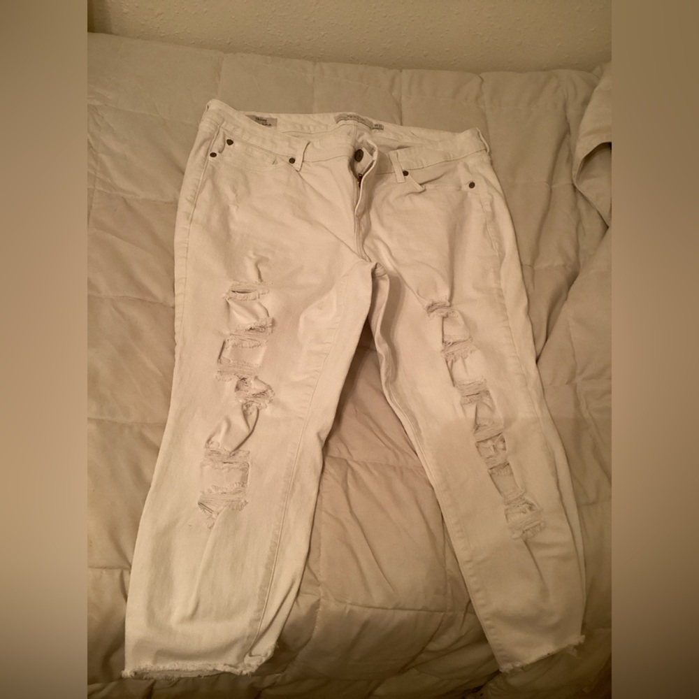 Torrid white distressed jeans 20W